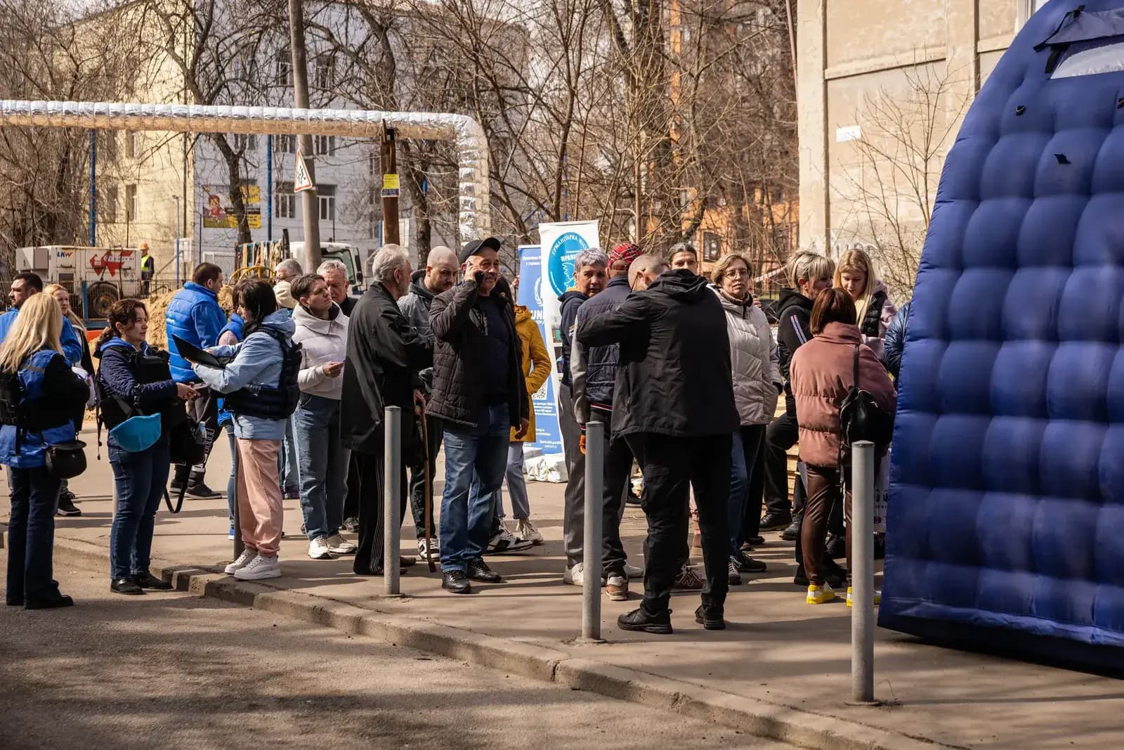 Цивільним під обстрілами